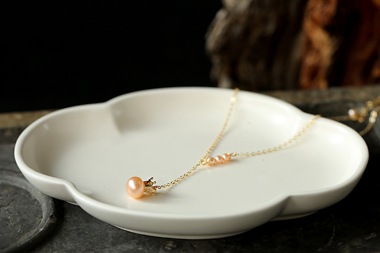 A creative natural freshwater pearl crown queen necklace, a simple and niche 14K gold-plated pendant for women in Korean style pic 5