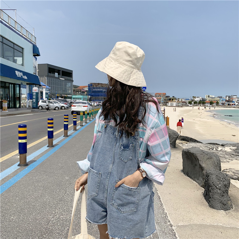The new light-colored denim overalls for women in summer are super popular among Internet celebrities. The loose, rolled-up wide-leg pants are trendy and make you look younger pic 7