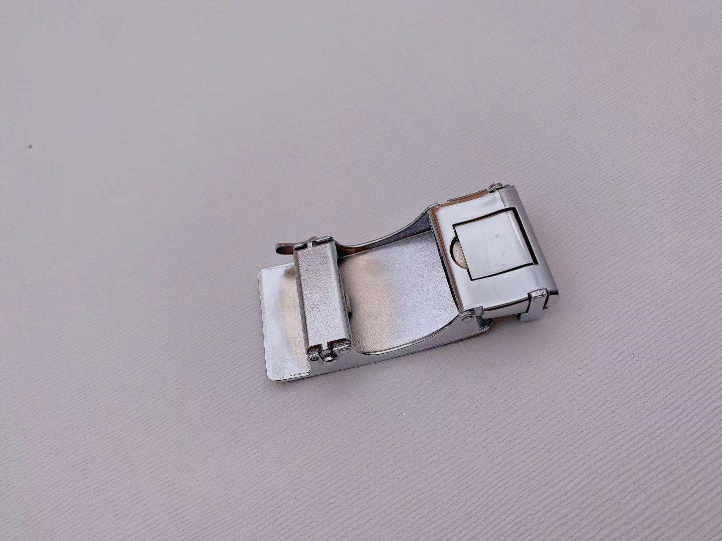 Cinturón automático de hombre de borde abierto con cabeza de botón de aleación de cuero importado super imitación de cuero sensación resistente a los arañazos resistente al desgaste y duradero pic 15