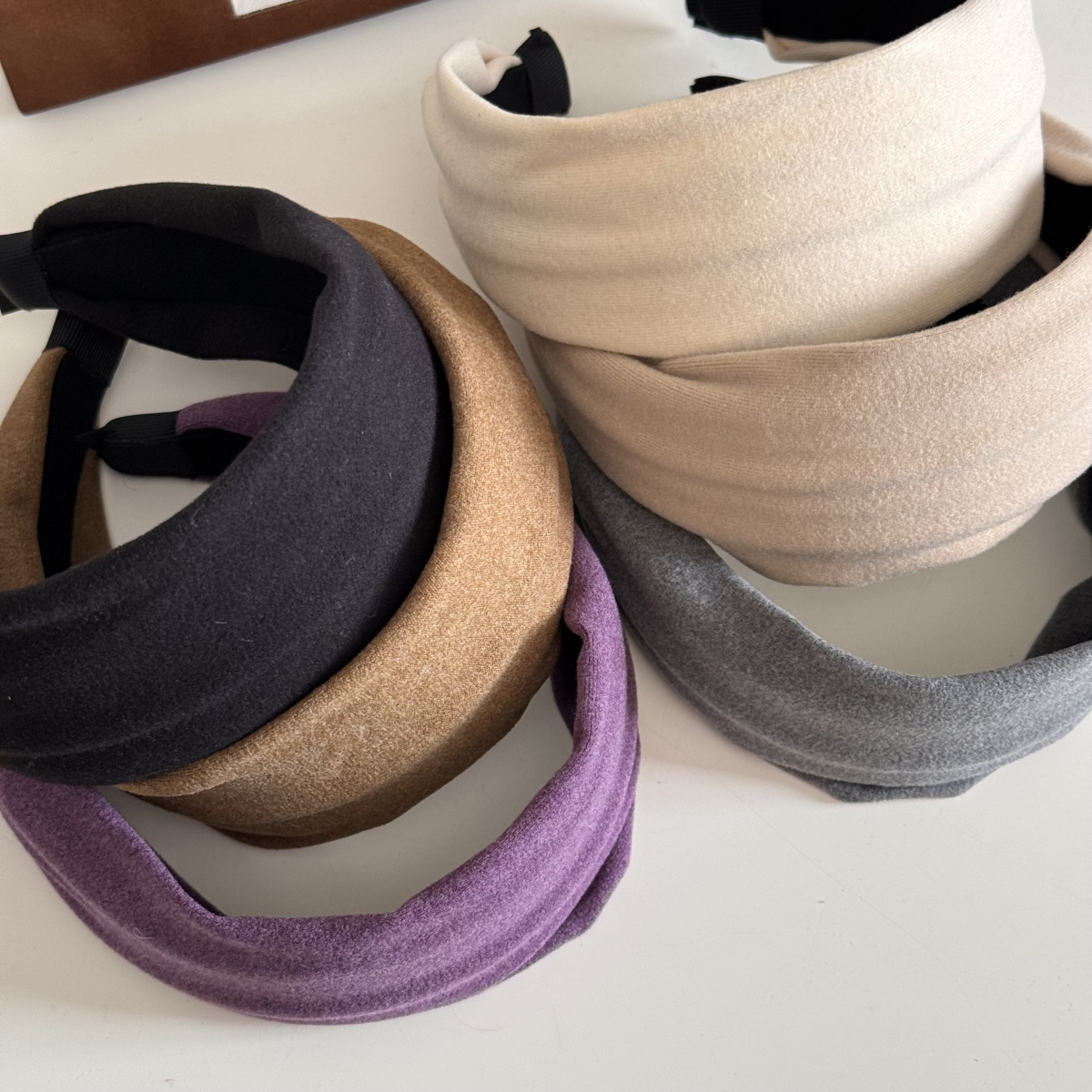 Wide-brimmed solid-color retro hair band, comfortable fabric, fashionable and high-end style, hairpin headband, versatile and elegant, high top hair accessory pic 2