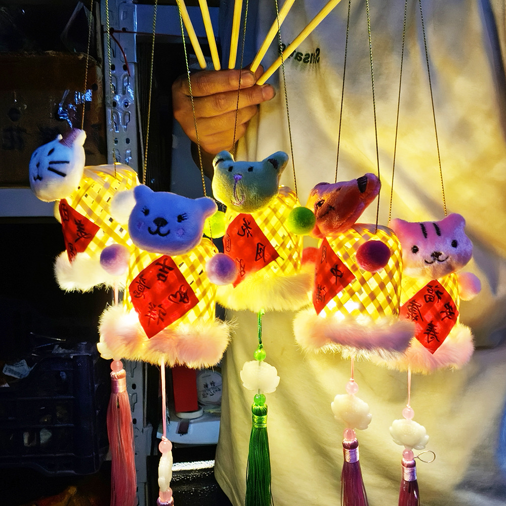The finished bamboo weaving lanterns for the Mid-Autumn and summer vacation night tour are assembled. They are mini luminous lanterns, ancient-style flower lanterns, plush ball lanterns, DIY lanterns for the Year of the Snake, and Mid-Autumn Festival little rabbit lanterns pic 2