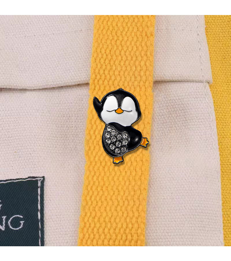 The best-selling diamond-encrusted penguin brooch in foreign trade is super cute and adorable. The cartoon badge pin is a trendy and personalized bag accessory on Instagram pic 11