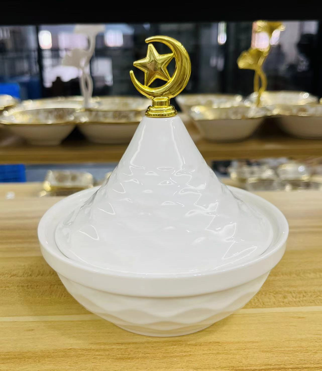 Light luxury home furnishings: multi-compartment fruit plates, dessert prints, covered bowls, European-style golden ceramic tea cups and plates, porcelain pic 22