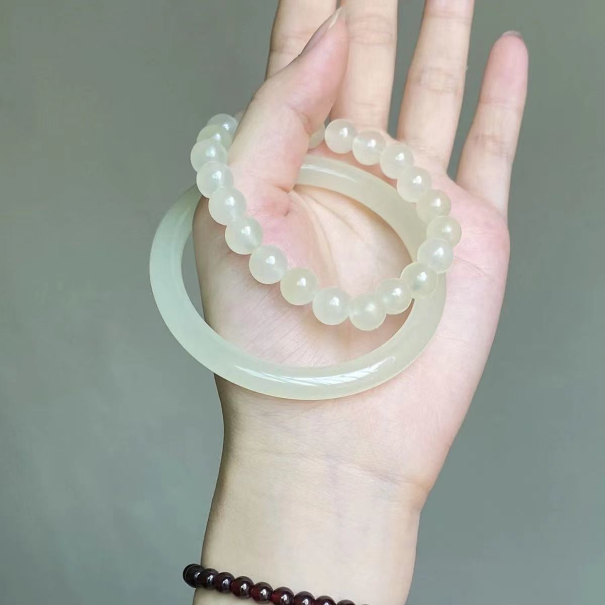 A light and white jade bracelet for women, with an elegant and gentle ancient style and a clear water color as a gift pic 3