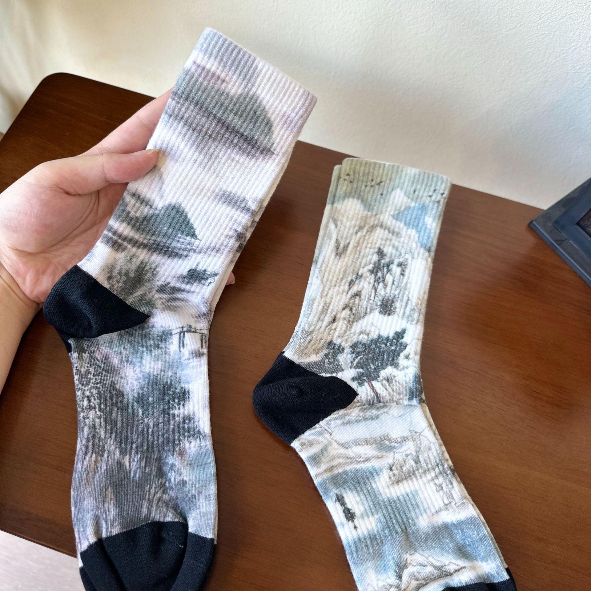 国潮国风男袜复古水墨山水画意境国潮中筒袜印染棉袜匠心设计款袜子男详情4