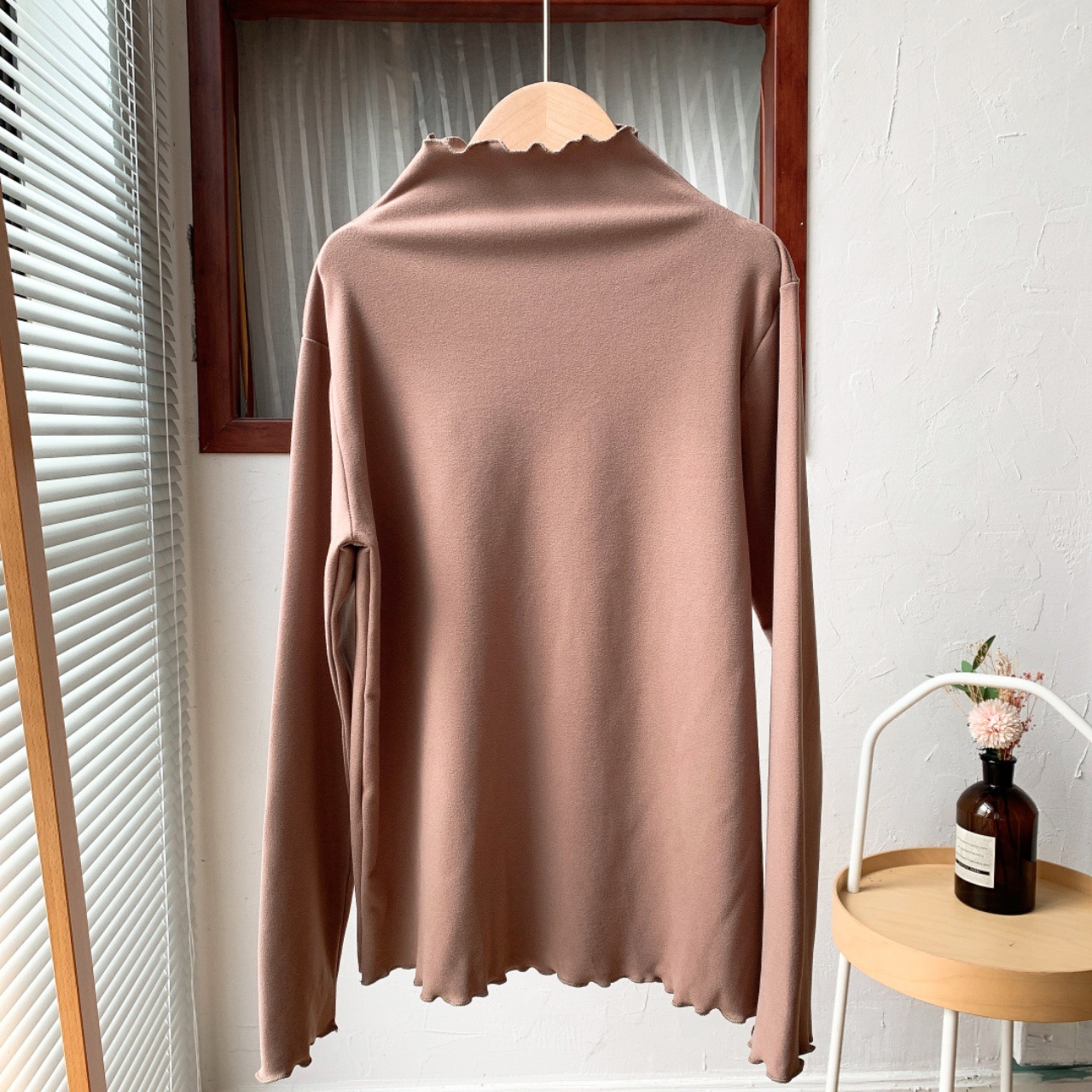 The 2022 autumn and winter new style base shirt for women is a semi-high-neck long-sleeved solid color with black fungus edges, paired with a fitted and warm German velvet top pic 31
