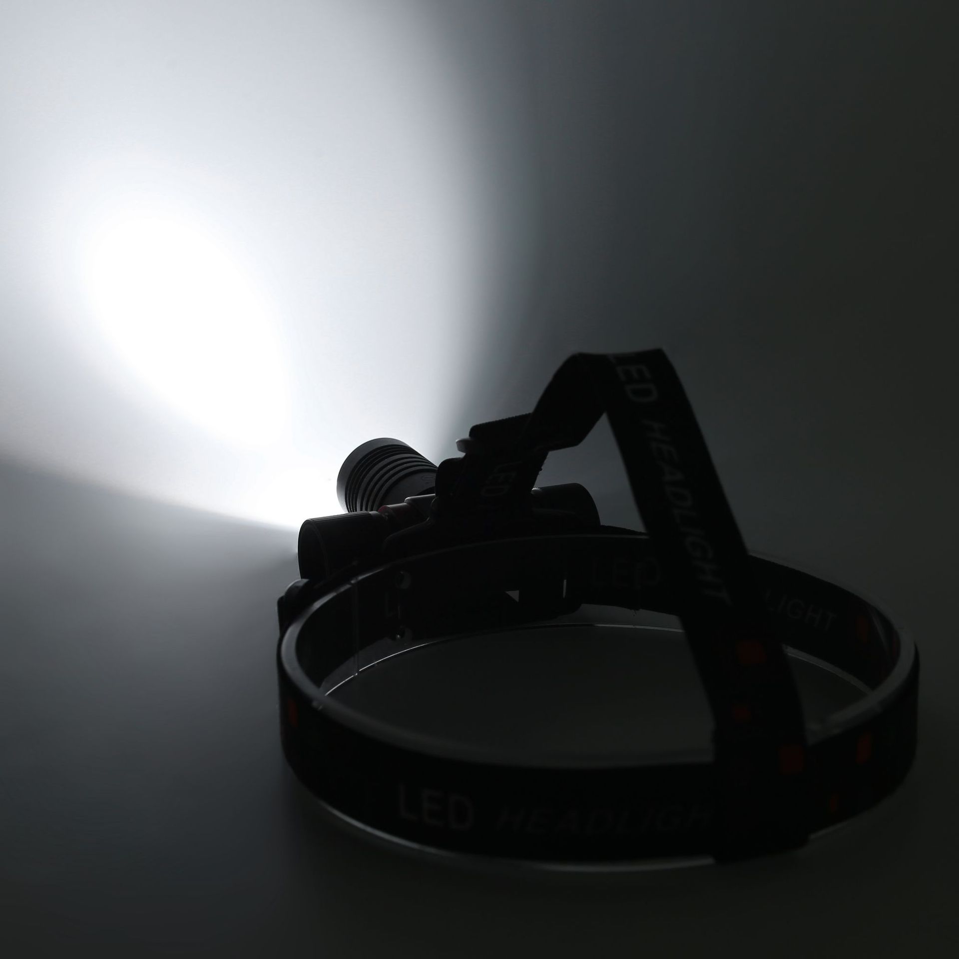 New professional diving headlamp with strong light, USB charging, battery level display, and LED full waterproof headlamp for beachfront pic 3