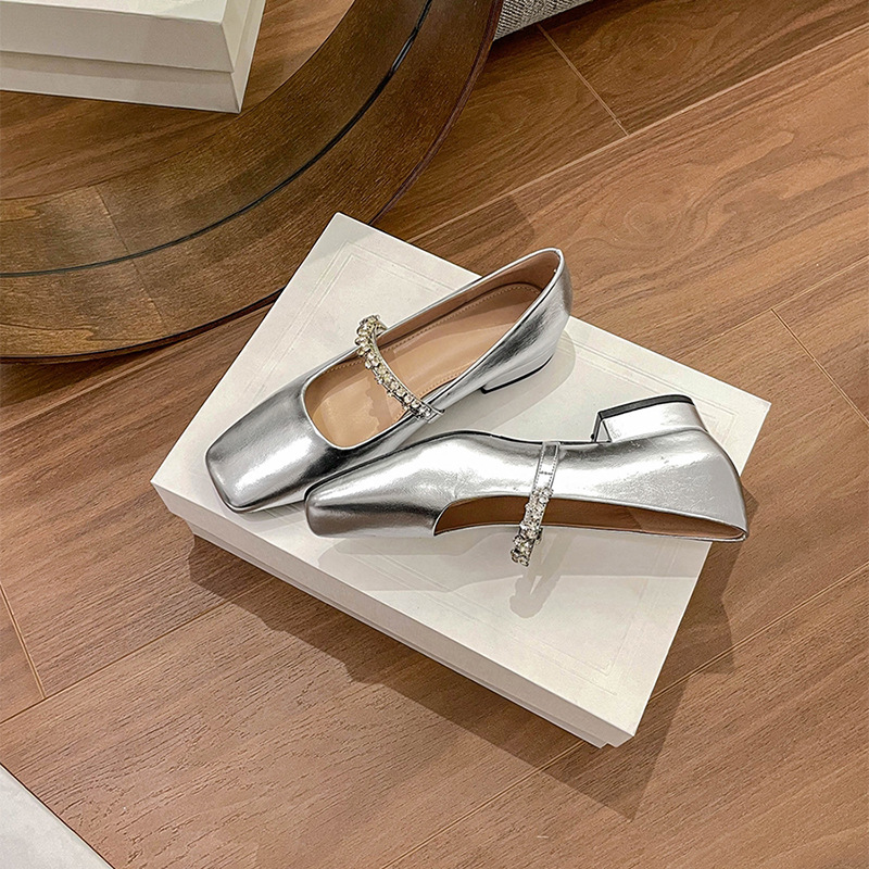The new 2024 Spring/autumn collection of Mary Jane shoes, featuring a stylish square-toed one-shoulder style, is made of genuine leather with a shallow opening, thick mid-heel, and is a wedding shoe pic 3