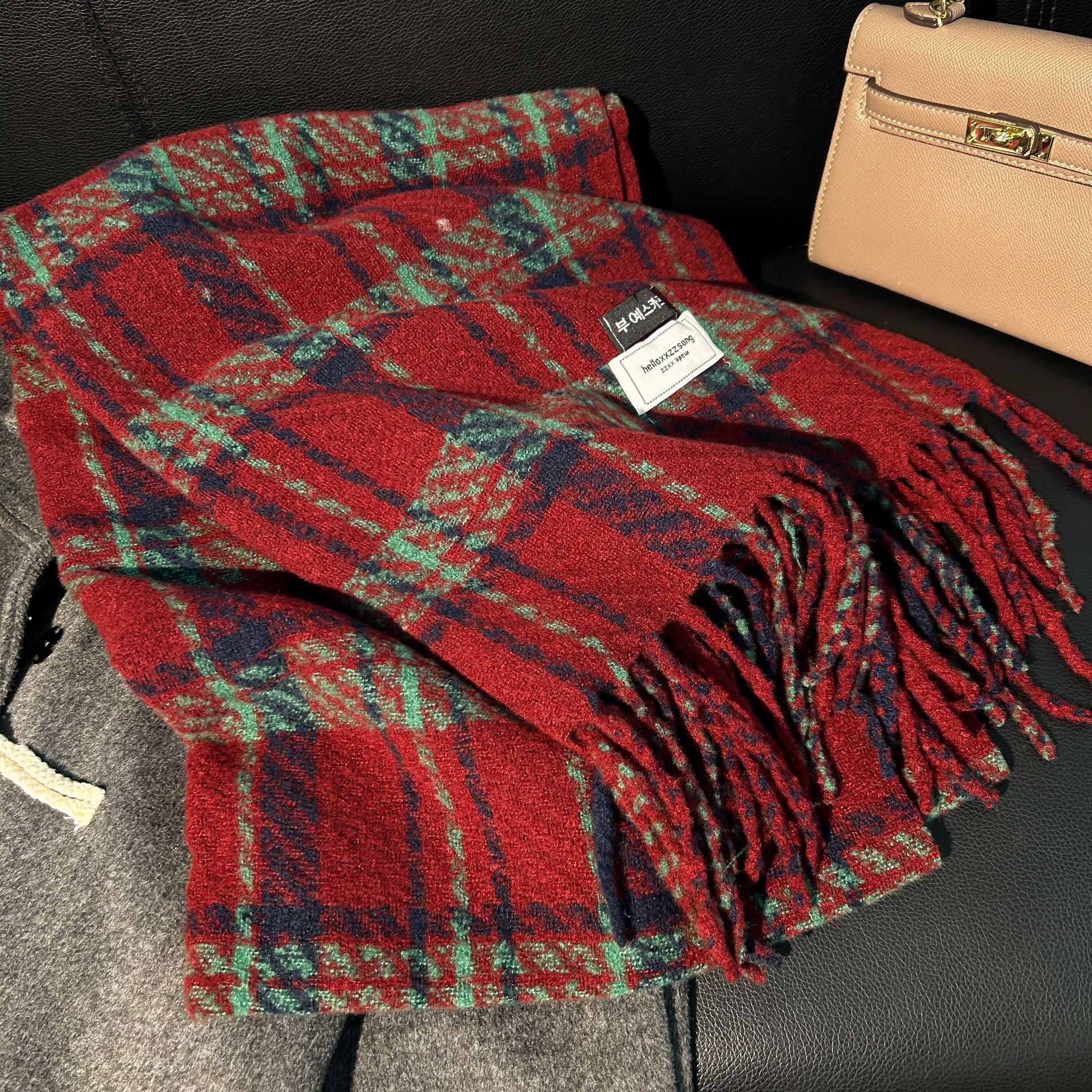 The Maillard scarf is a winter hit with a strong atmosphere. It features a mohair scarf for women with a high-end look and a new checkered scarf for men pic 20