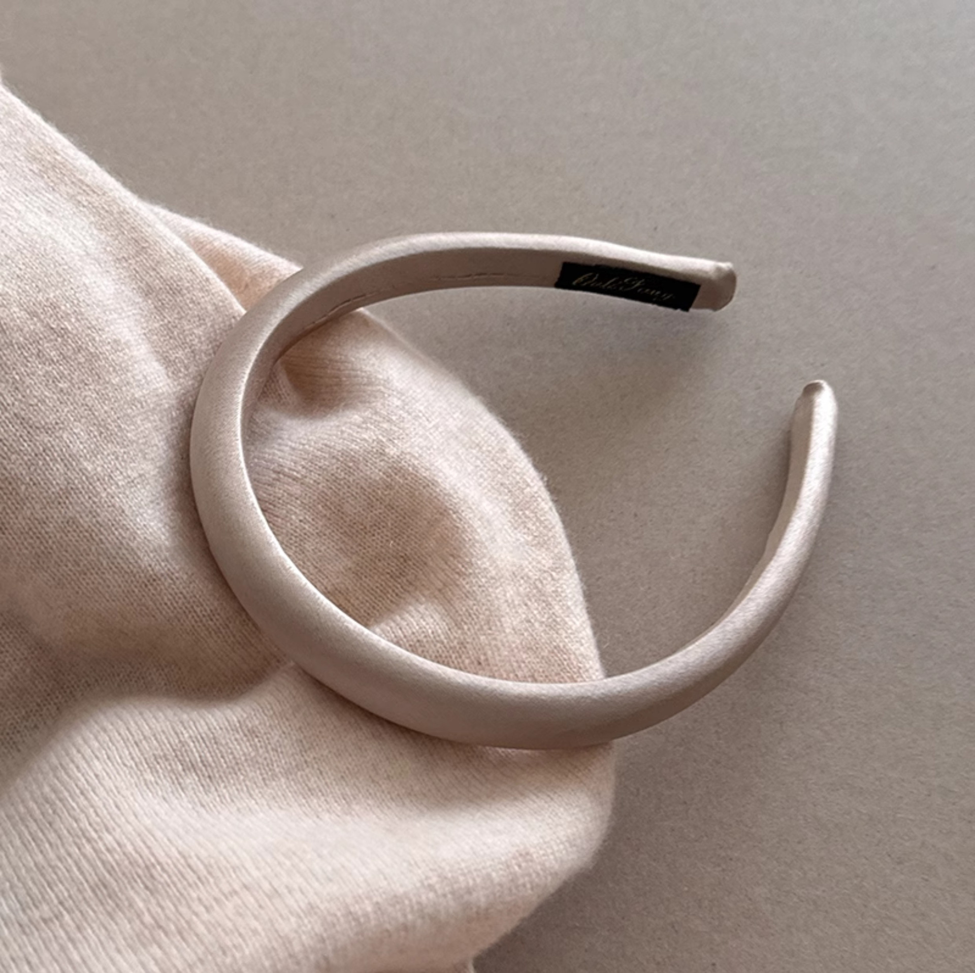 A fresh and simple narrow headband for women 2025, a high-end headband for pressing hair and washing face, a high top of the head accessory pic 8
