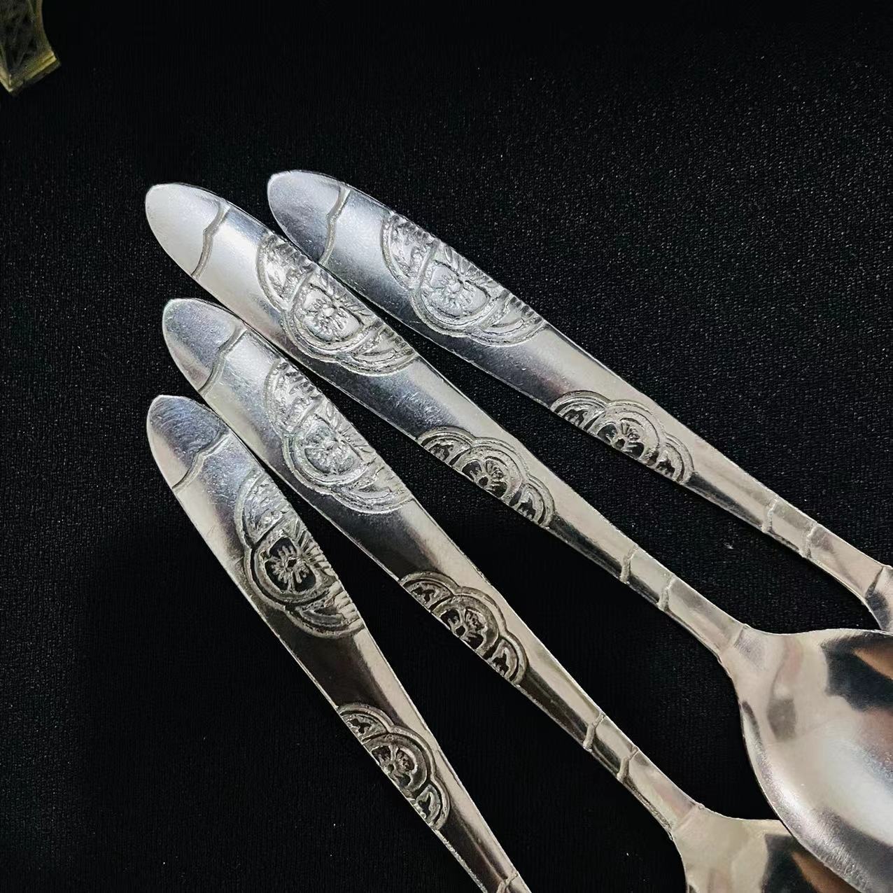 Household metal soup spoons, thickened long-handled small spoons, tableware, student cafeteria rice spoons, adult spoons wholesale pic 9