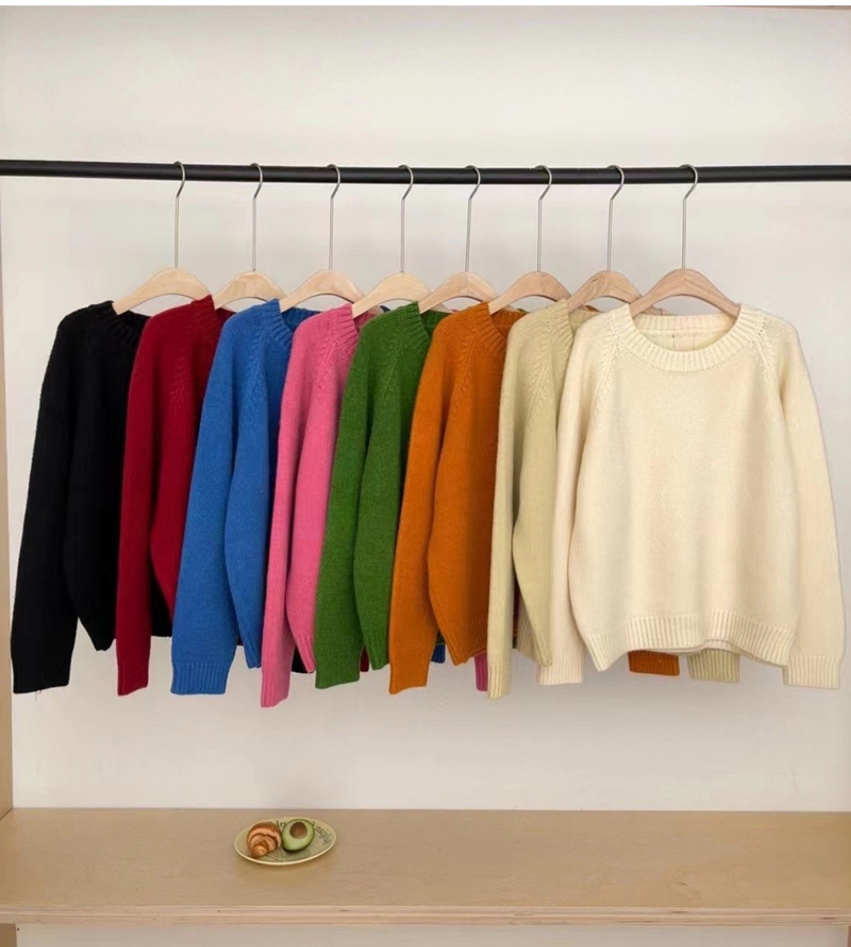 This autumn and winter round-neck leather label candy-colored pullover sweater is a unique Korean style for women, paired with a loose and slimming knitted top pic 17