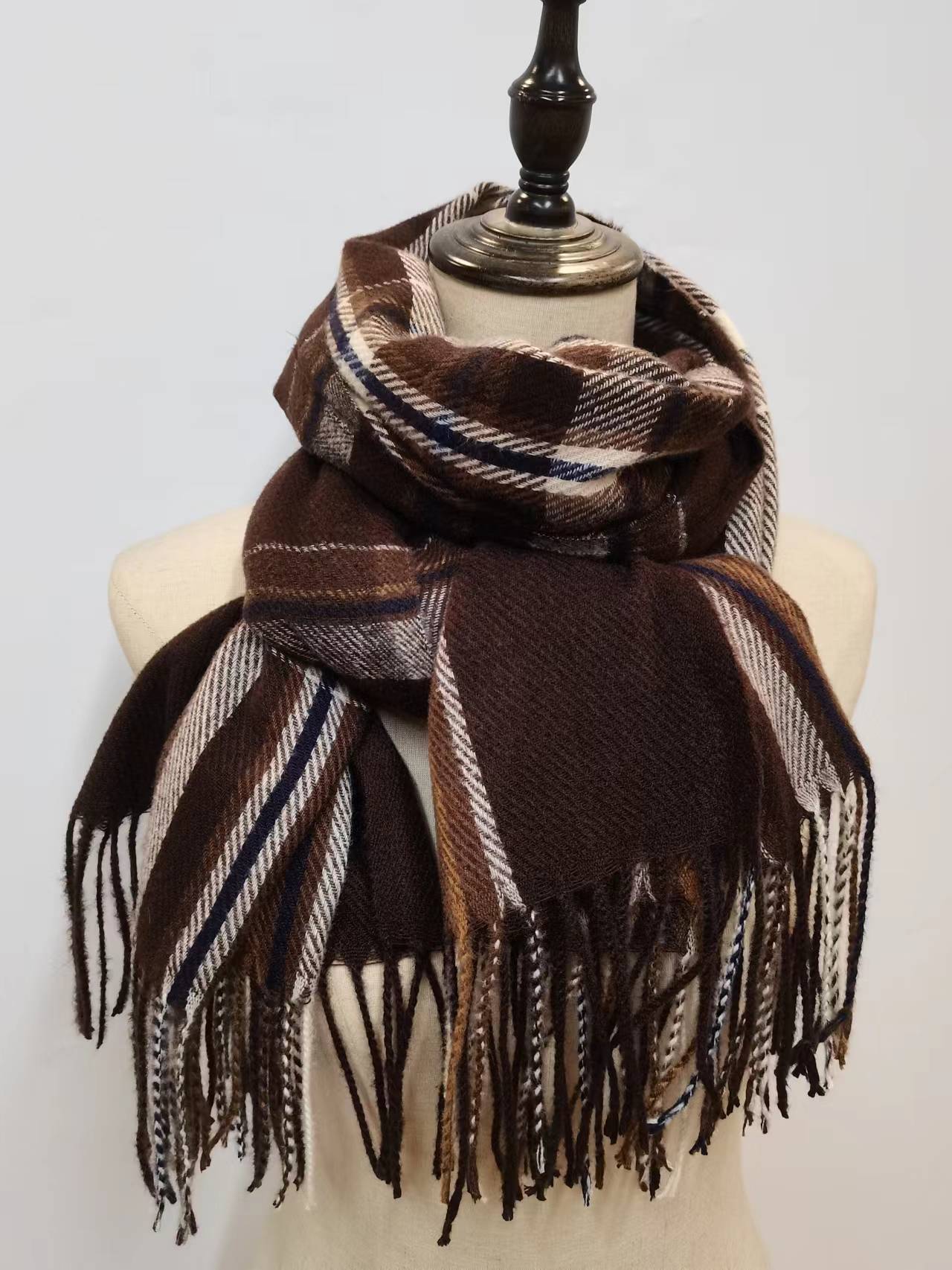 Yilian Autumn and Winter faux cashmere scarf, a fashionable British-style shawl for women, a warm and thick scarf, a Korean-style checkered street hit on Douyin pic 4