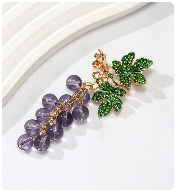 Fashionable and versatile purple grape diamond-encrusted brooch, a niche design with a high-end feel. Fruit and grape string accessory brooch pic 7