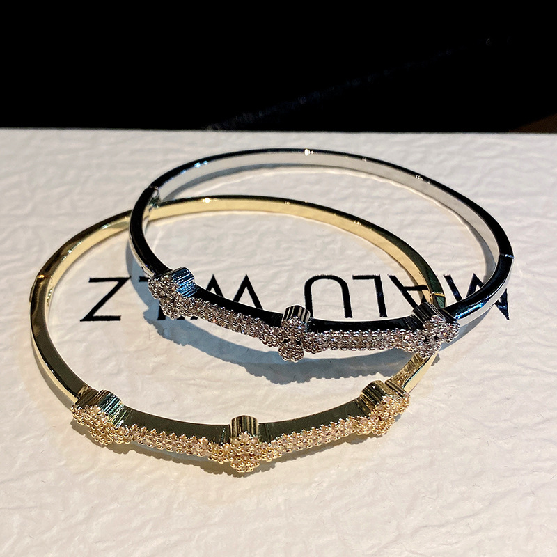 European and American cross-border fashion micro-inlaid four-leaf clover bracelet, copper material, retro trend, niche and trendy bracelet accessory, wristband pic 5