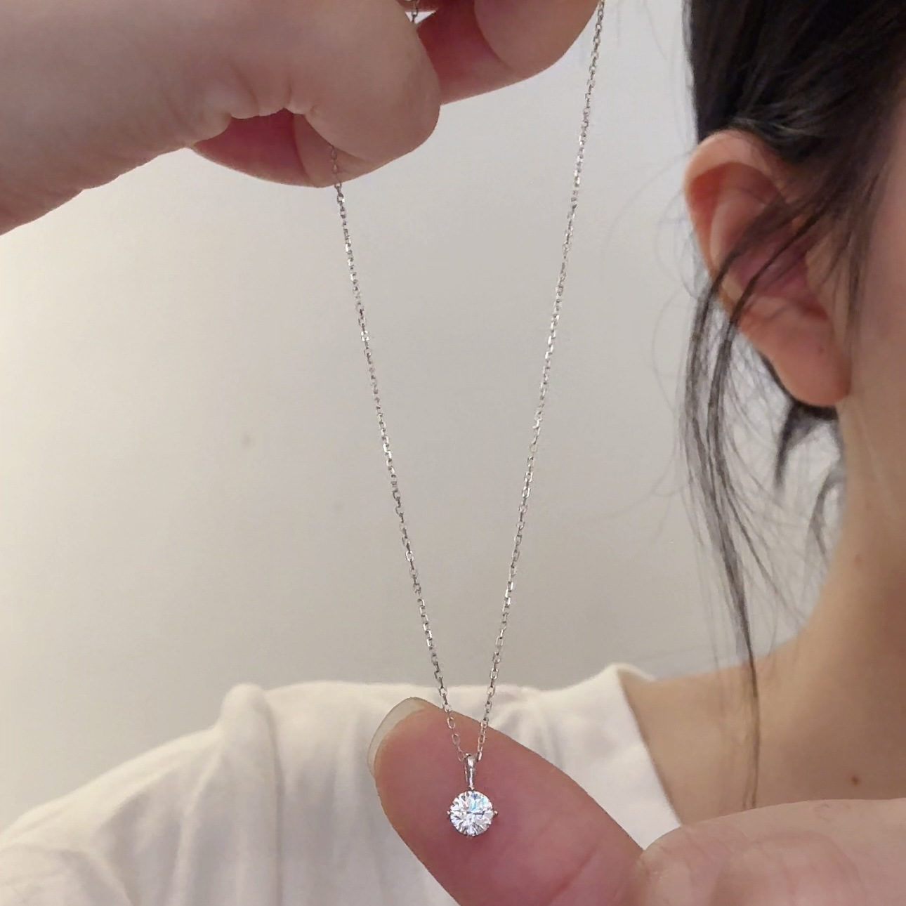 Single sparkling diamond necklace 2024 new high-end niche design, light luxury style, titanium steel non-fading collarbone chain wholesale pic 1