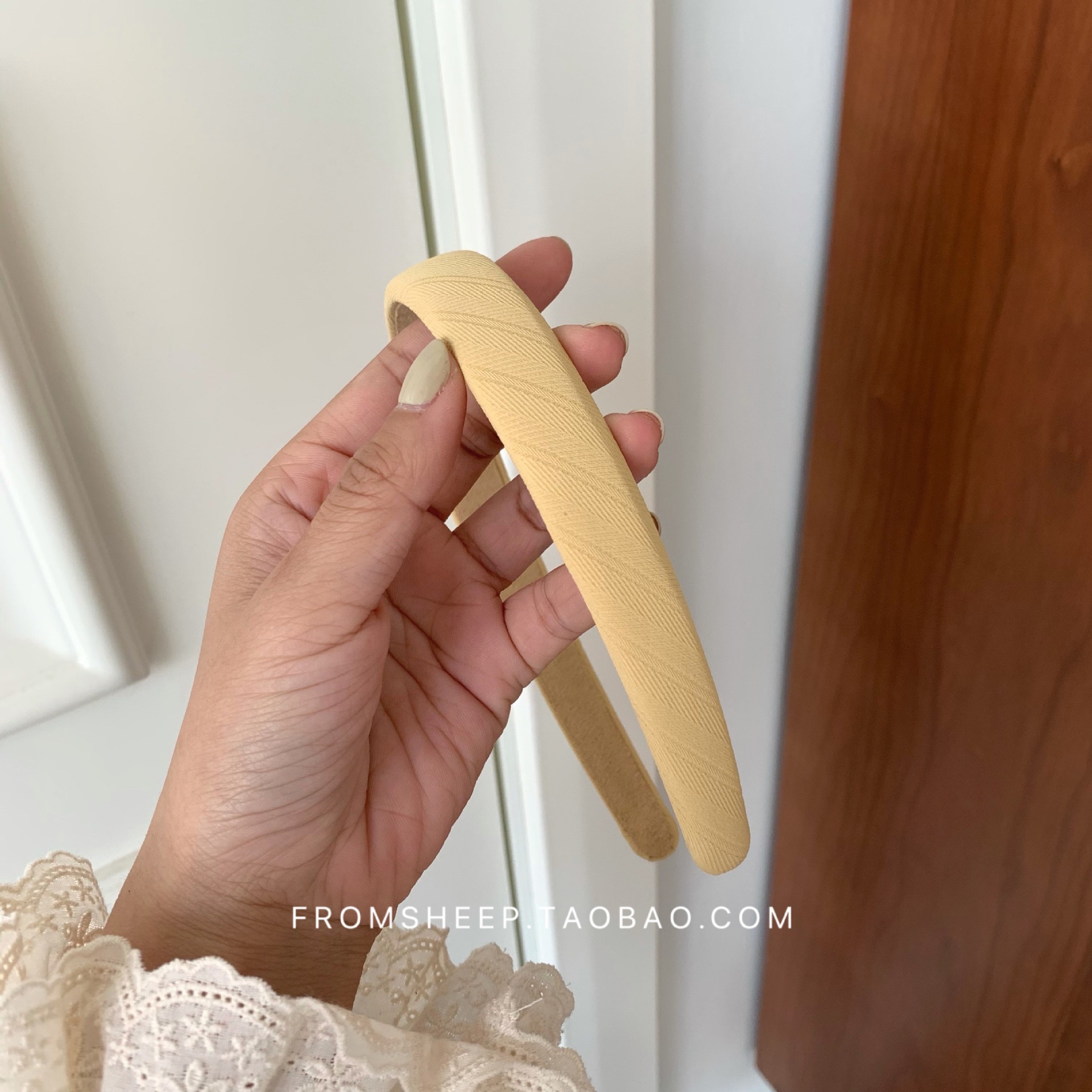 Korean-style hairbands for women in 2025 are trendy and versatile for going out. The headband is simple and elegant, and the hairpin is a popular online hair accessory with wide edges and a sweet look pic 52