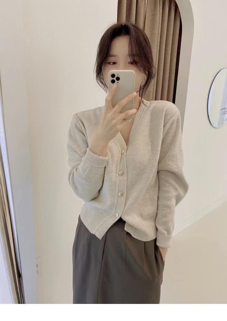 The new Spring and Autumn wool cardigan for women, V-neck knitted sweater coat, loose top, short Korean-style base layer, trendy outerwear pic 2