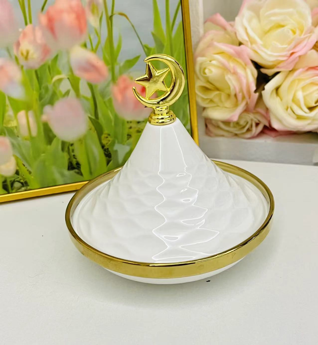 Light luxury home furnishings: multi-compartment fruit plates, dessert prints, covered bowls, European-style golden ceramic tea cups and plates, porcelain pic 9