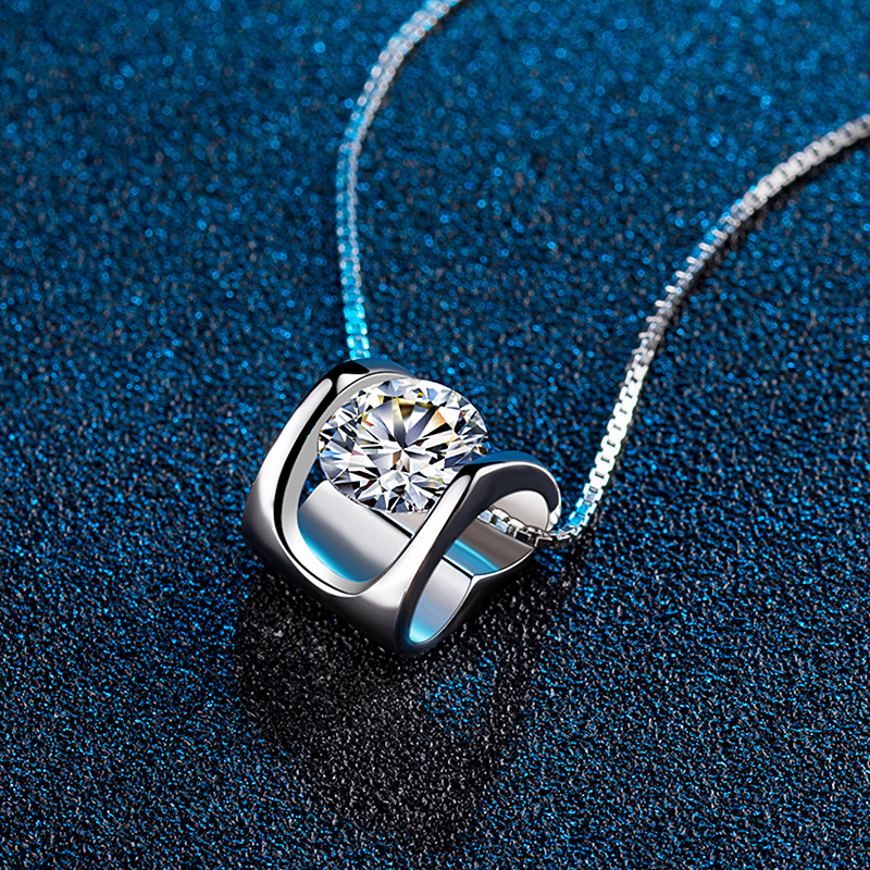 A high-quality imitation D-color moissanite four-leaf clover female pendant with eight hearts and eight arrows from a live-streaming product by a popular influencer on Kuaishou and Douyin pic 50