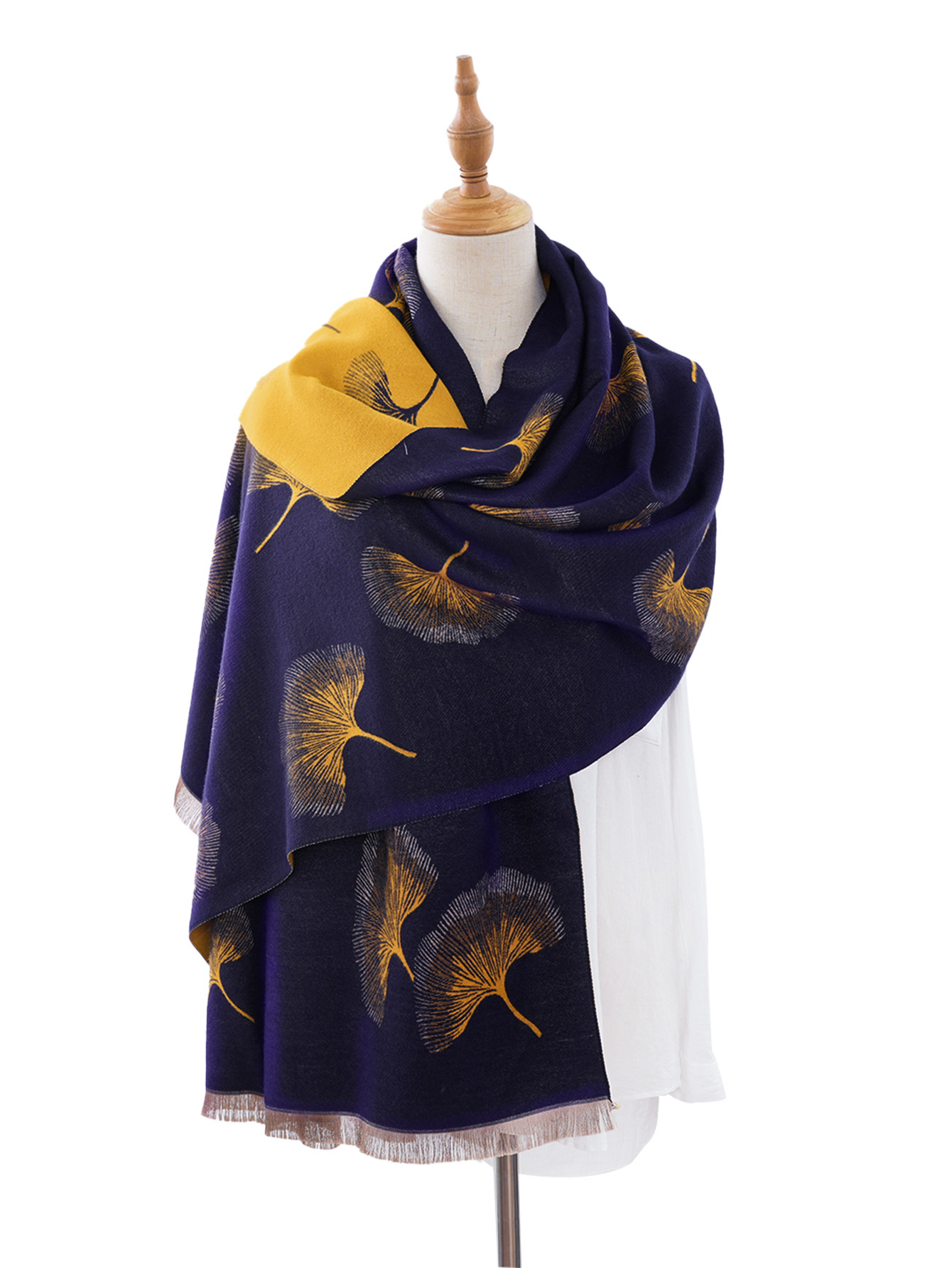 2023年秋冬季新款羊绒银杏叶提花大披肩复古加厚加厚短须女士围巾详情14