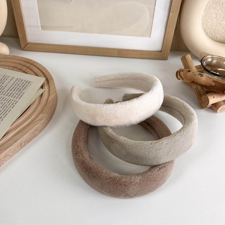 The Korean autumn and winter plush texture sponge thickened hair band has a simple and ladylike style. When washing your face, it can press down the hair and create a fluffy hair band for women pic 8
