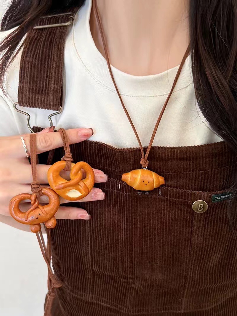 手工碱水面包吊坠挂脖项链可颂扭结贝果包包装饰挂件鹿皮绳毛衣链详情2