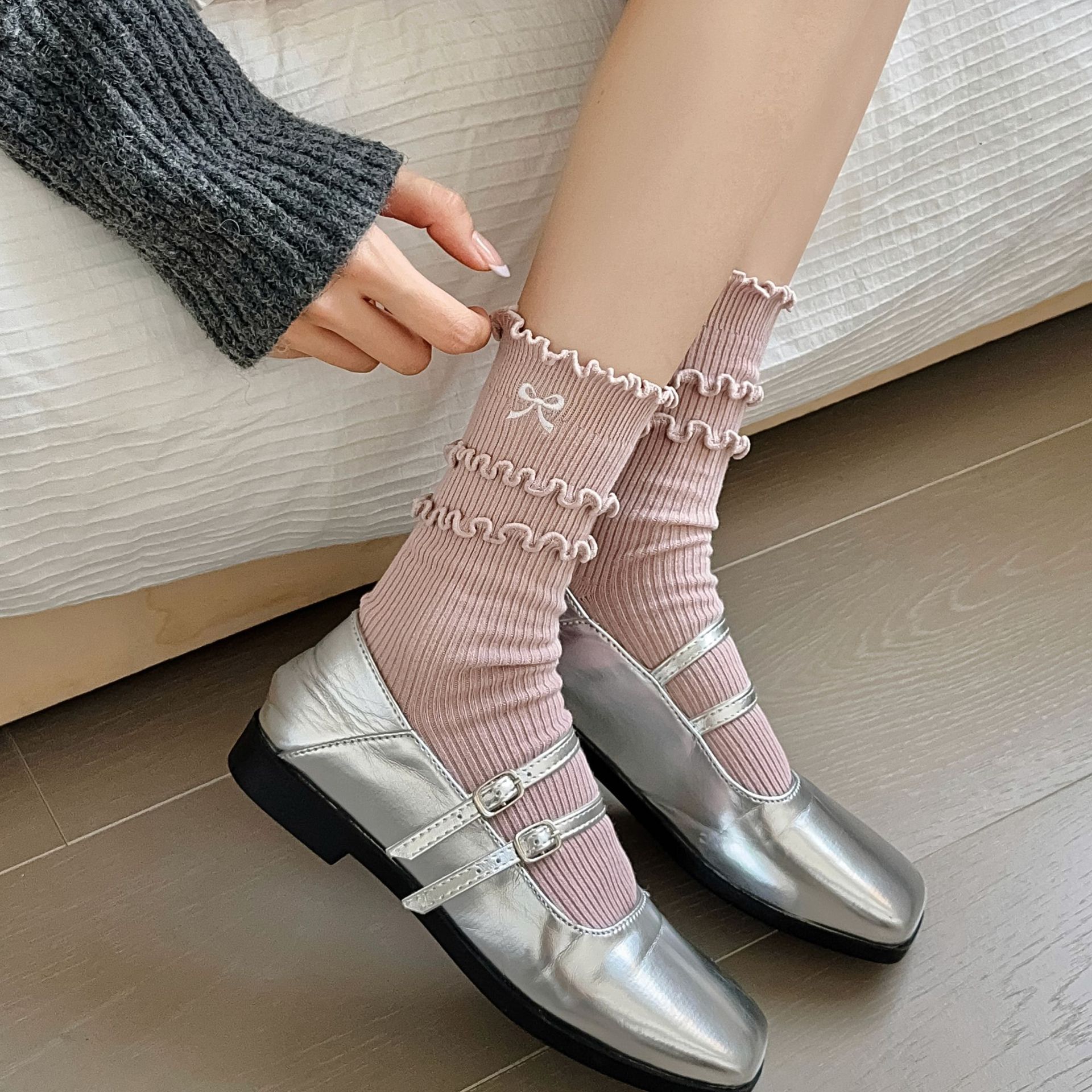 木耳边刺绣蝴蝶结袜子 女韩版甜美花边刺绣堆堆袜 中筒棉袜批发丝袜女冬季详情2