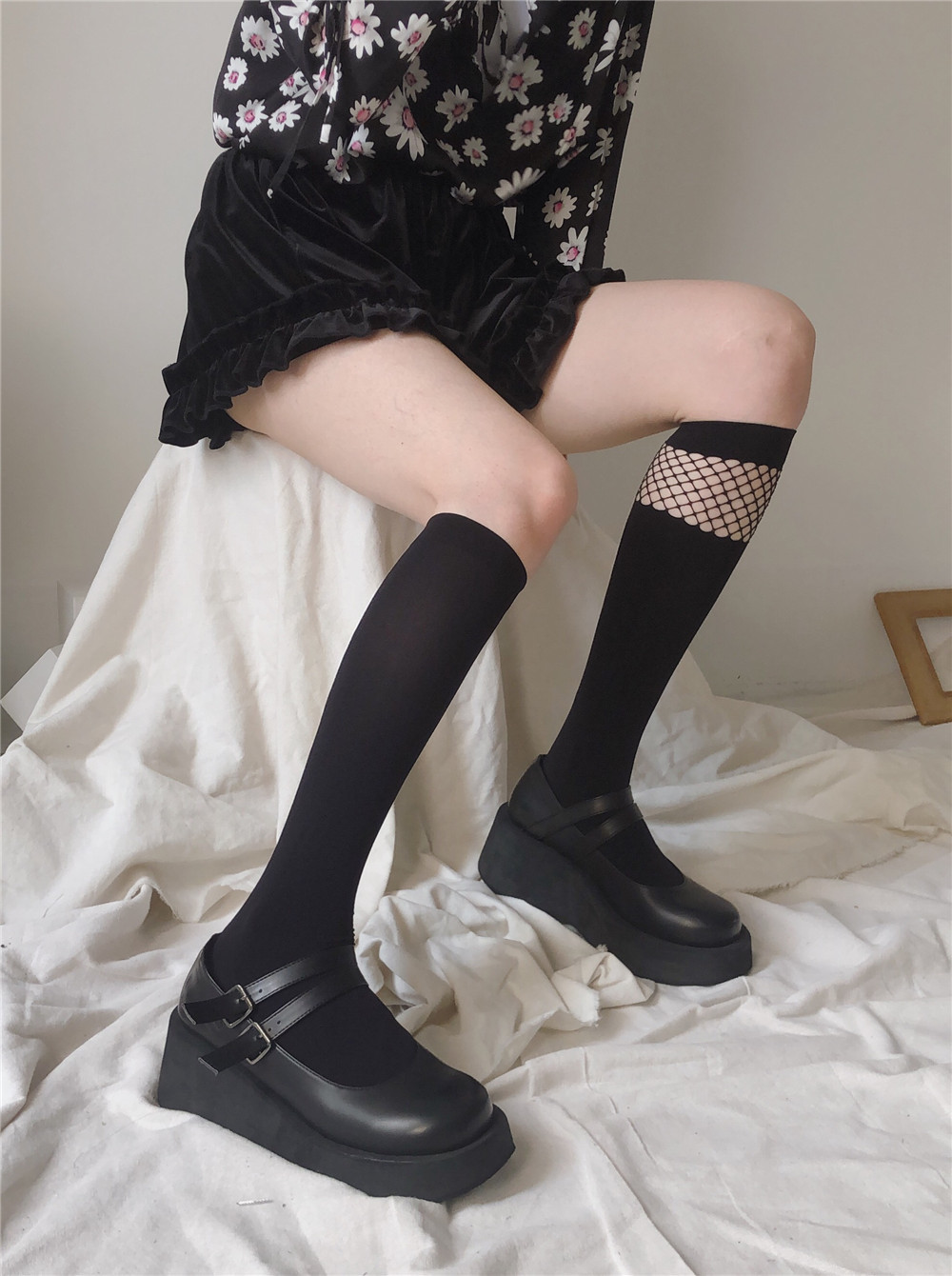 Autumn new collection: One-piece formed spliced net socks, calf socks, cool jk dark style, ins black mid-calf socks pic 4