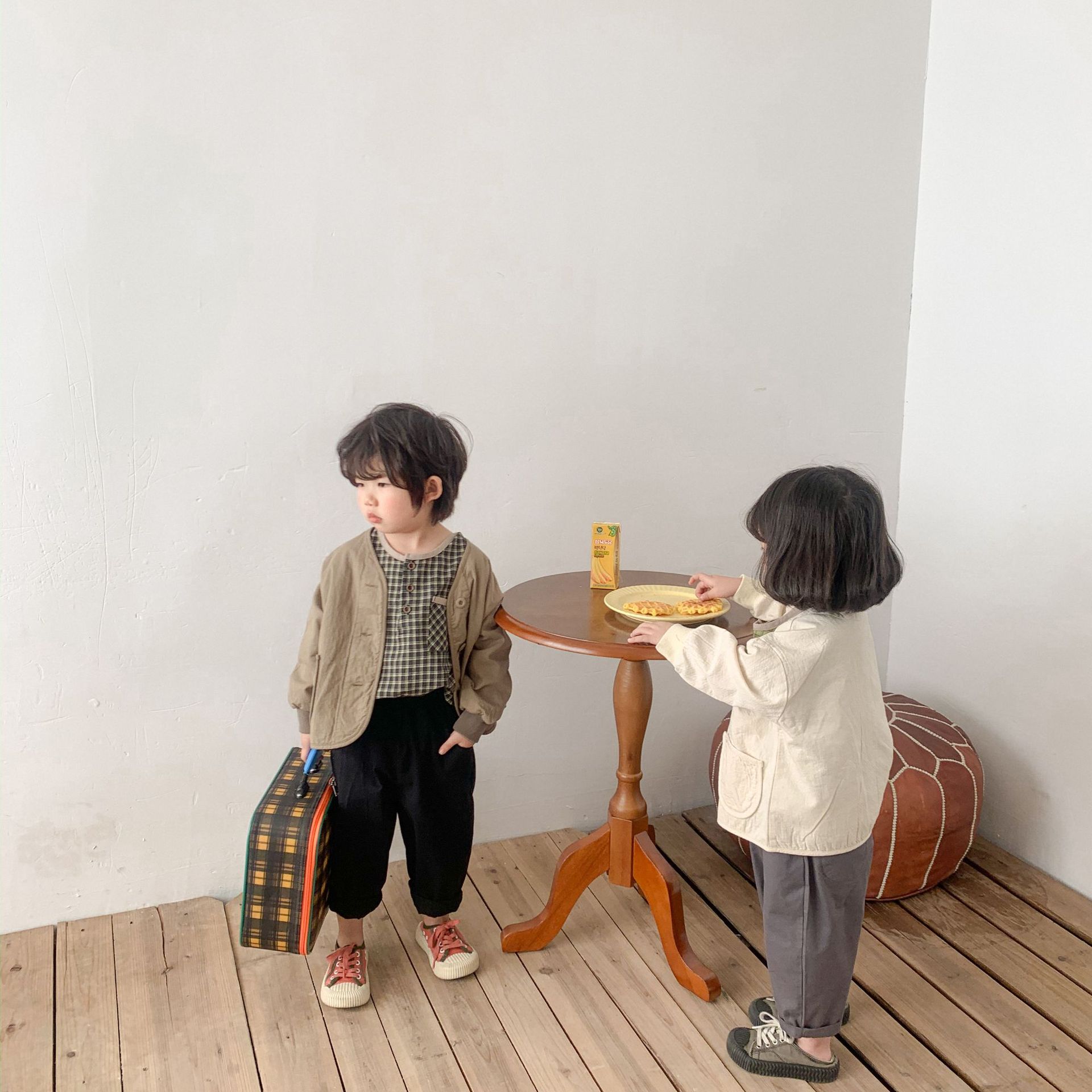 For the Spring and autumn of 2024, solid-color short jackets for children, a literary style for both boys and girls, and a small cardigan with a Japanese style as outerwear are all trendy pic 16