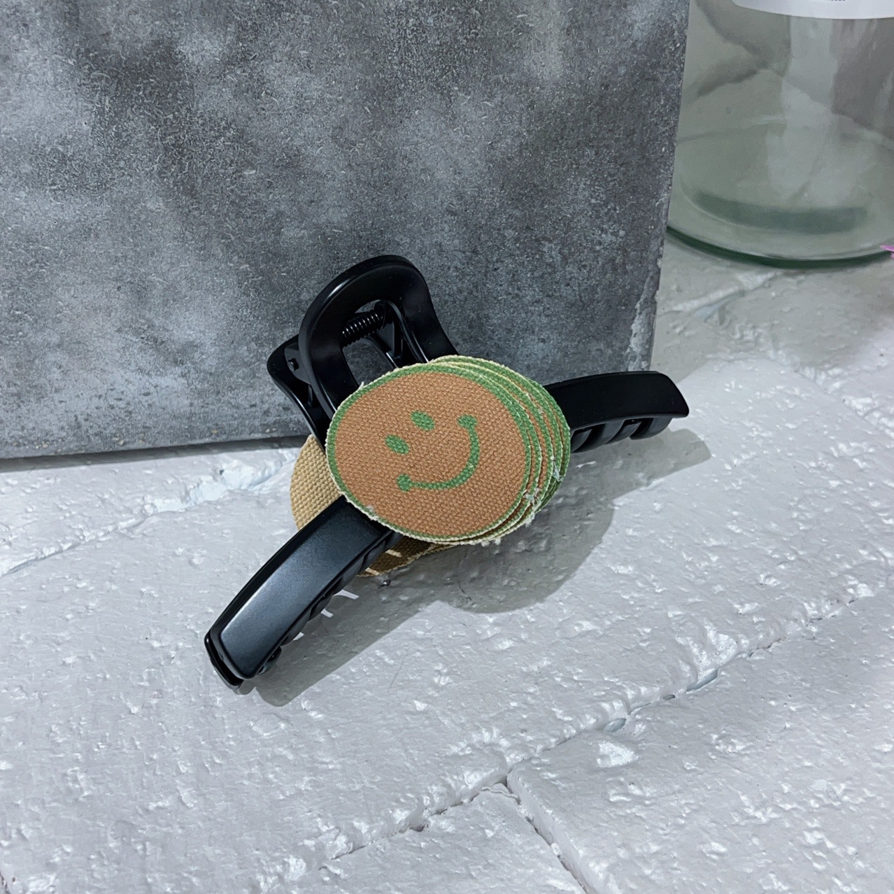 The new Korean version of the smiley face grabber hair clip has a high-end and retro feel, with a large amount of hair. It features a back head updo, shark clip hair clip and hair accessory pic 1