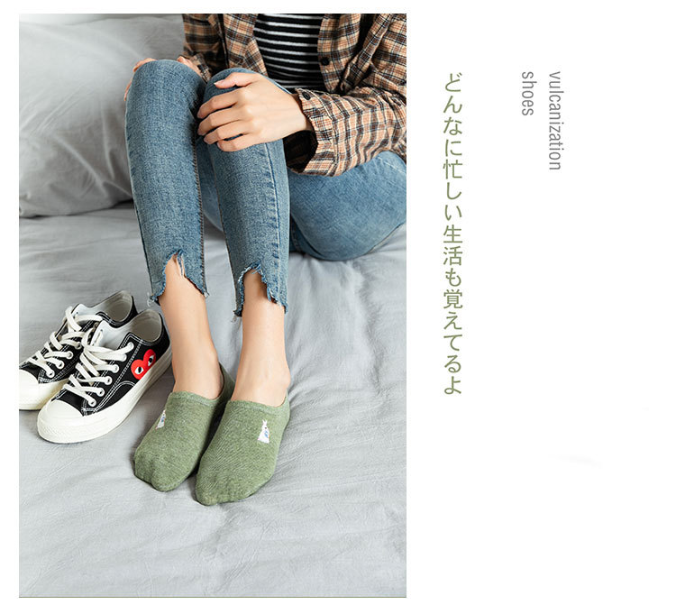 New Japanese-style embroidered cartoon invisible socks for women with a retro style, spring and summer silicone anti-slip cotton embroidered boat socks pic 9