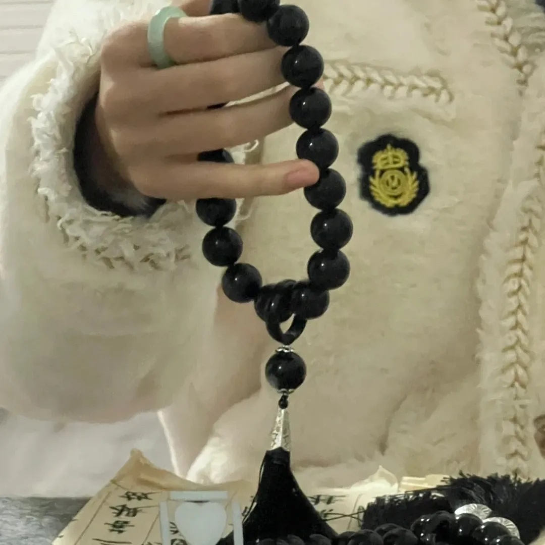 Qingqing Zijin holds a cultural and artistic bracelet that wraps around her fingers in a soft ancient style. This 18-seed prayer bead bracelet is a retro Hanfu accessory pic 27