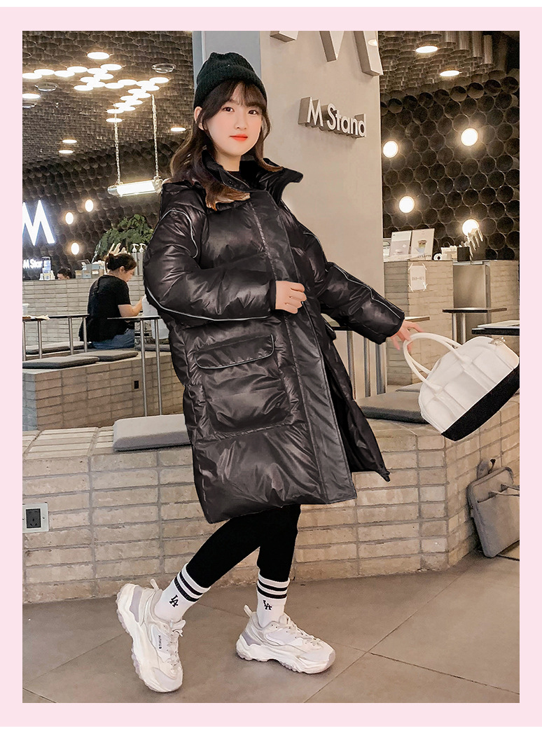 The new cotton-padded jacket for girls in 2023 features a longer winter design with a cinched waist and skirt. It is a plump and stylish cotton-padded jacket for children pic 36