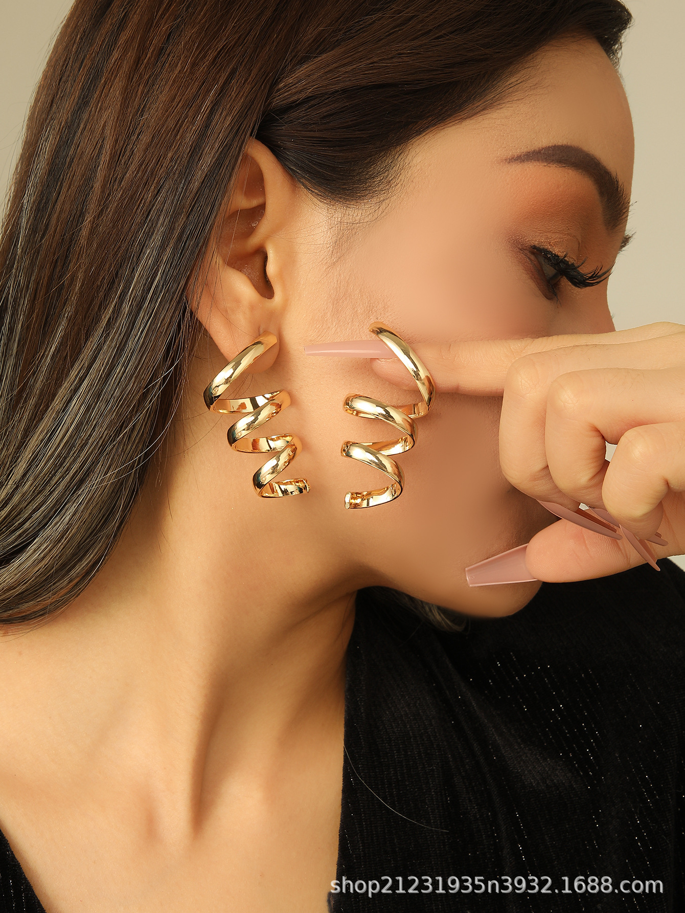 Earrings with a light luxury and high-end feel, niche design, simple and cold style, wholesale geometric C-shaped elegant gold earrings for women pic 15