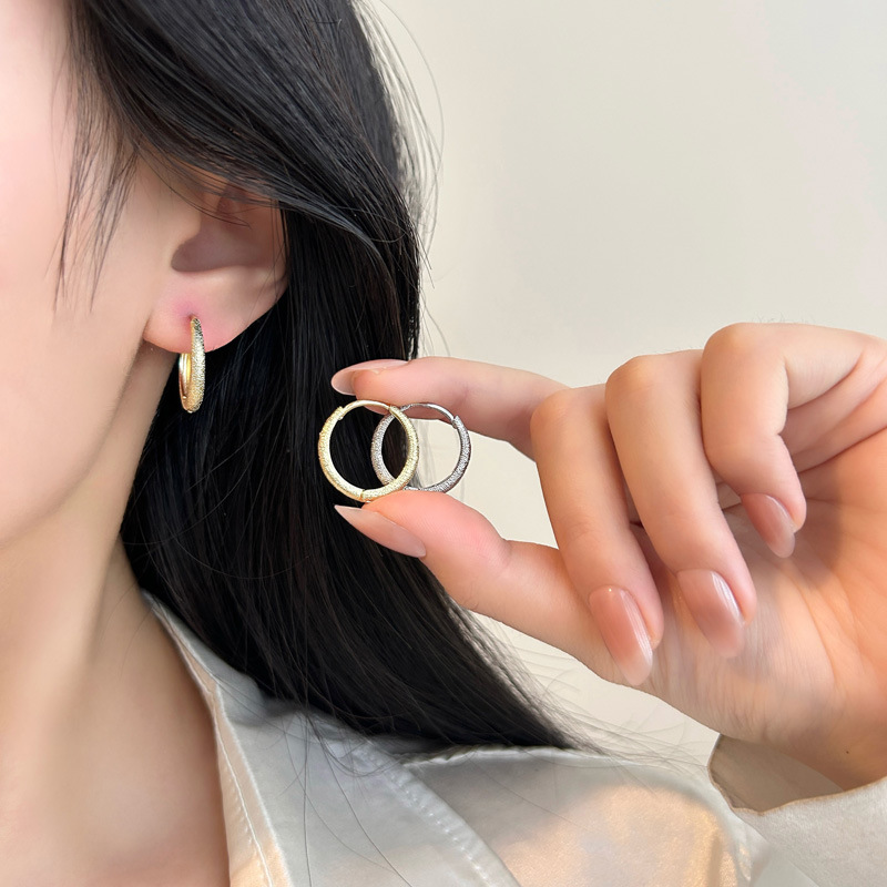 Gold and silver simple matte ear loops and ear buckles, 2025 new style exaggerated earrings, niche and unique, round face slimming earrings for women pic 13