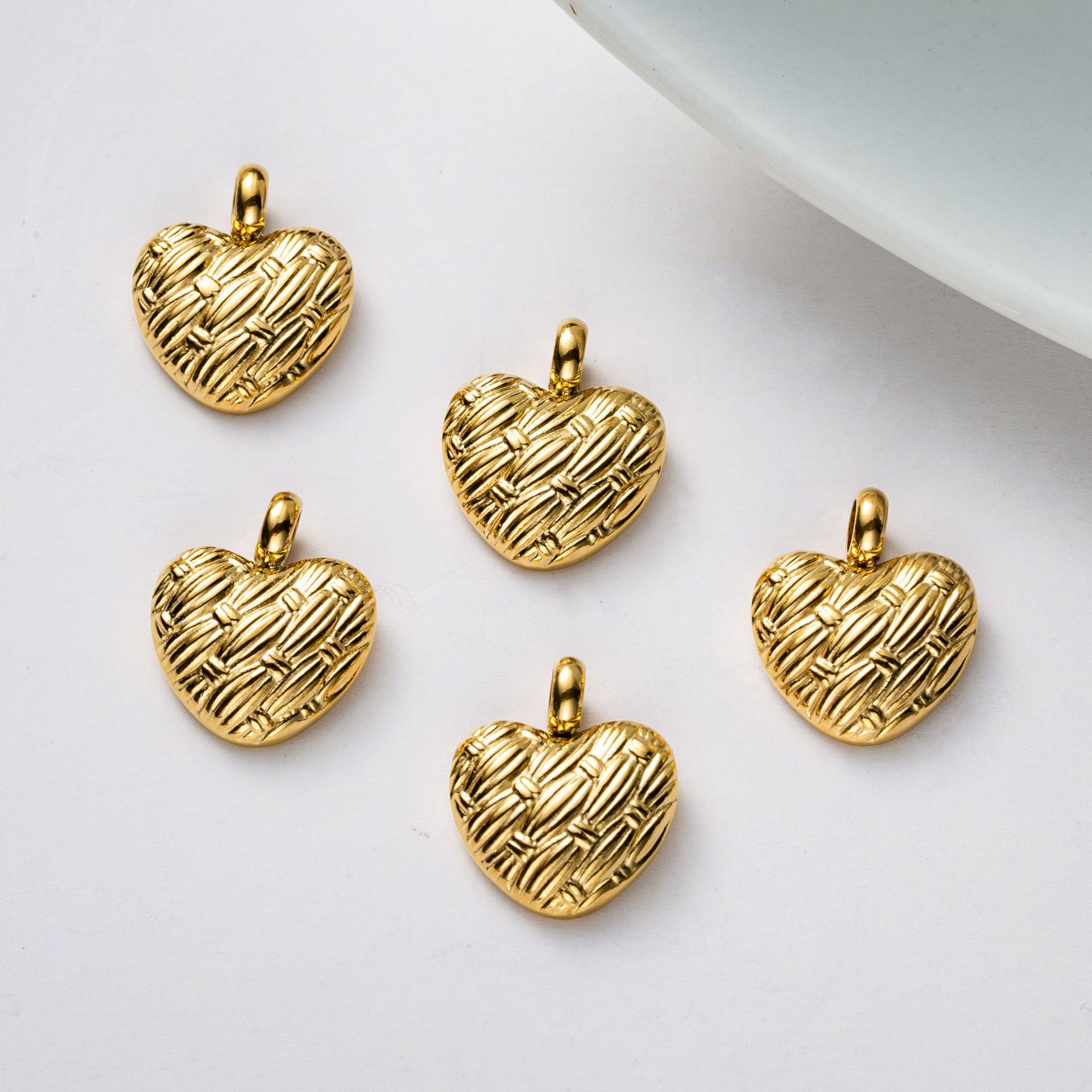 Color-preserving titanium steel plated with real gold, retro heart-shaped heart woven pattern DIY necklace accessory pic 5