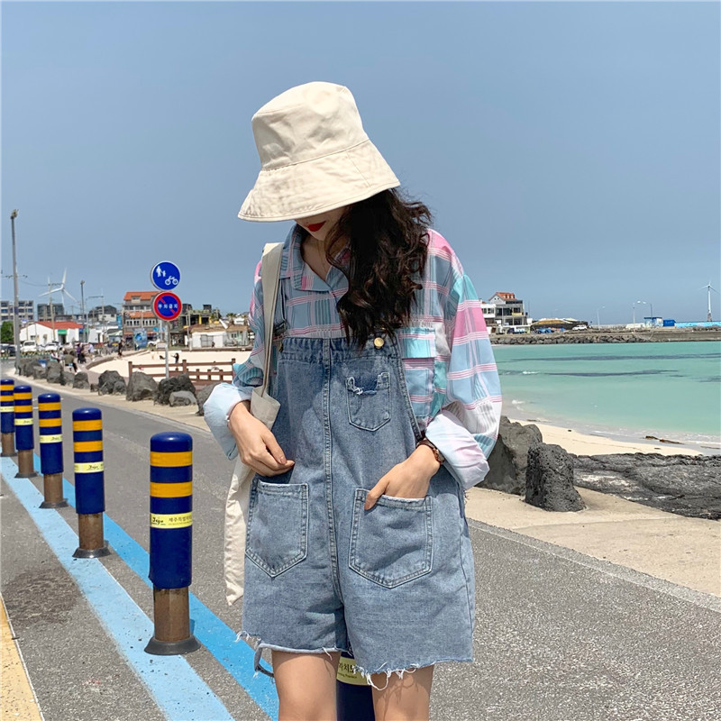 The new light-colored denim overalls for women in summer are super popular among Internet celebrities. The loose, rolled-up wide-leg pants are trendy and make you look younger pic 11
