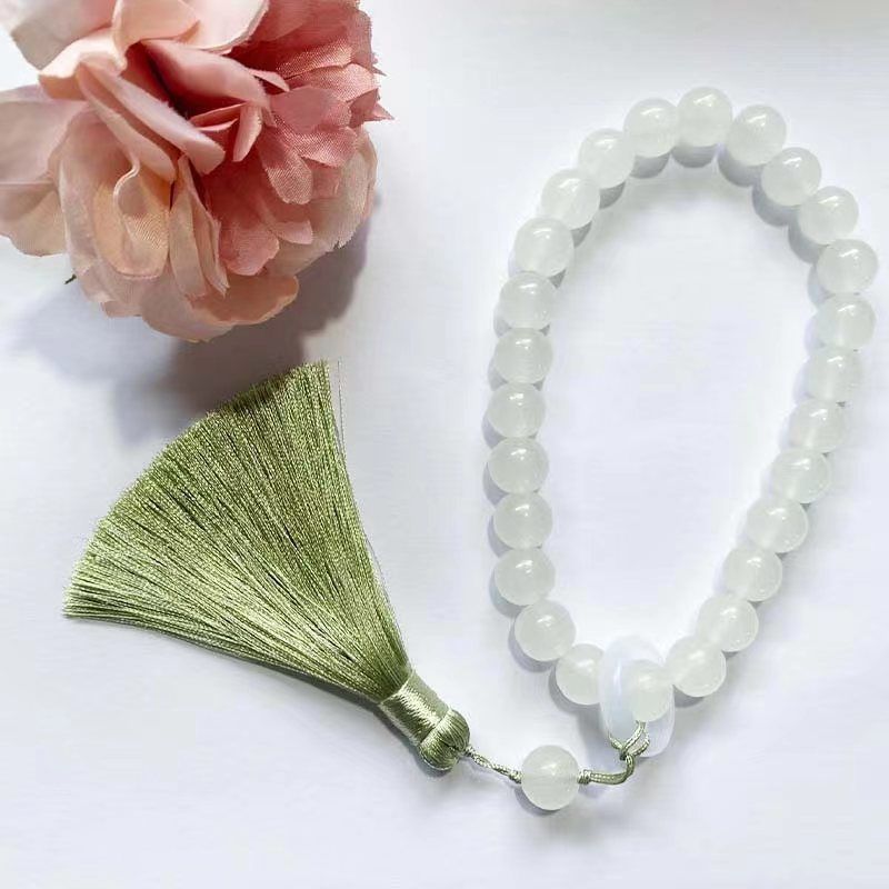 Qingqing Zijin holds a cultural and artistic bracelet that wraps around her fingers in a soft ancient style. This 18-seed prayer bead bracelet is a retro Hanfu accessory pic 22
