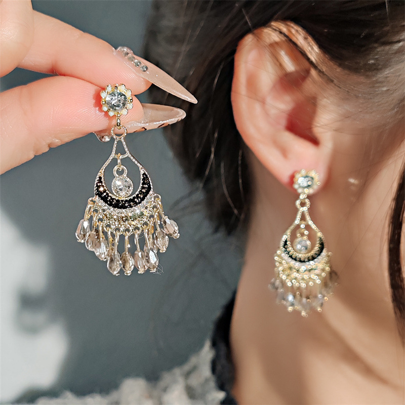 The popular diamond-encrusted gold multi-tassel ear studs from Japan and South Korea exude a fashionable, light luxury and high-end feel. They are versatile floral earrings that exude a feminine charm pic 1