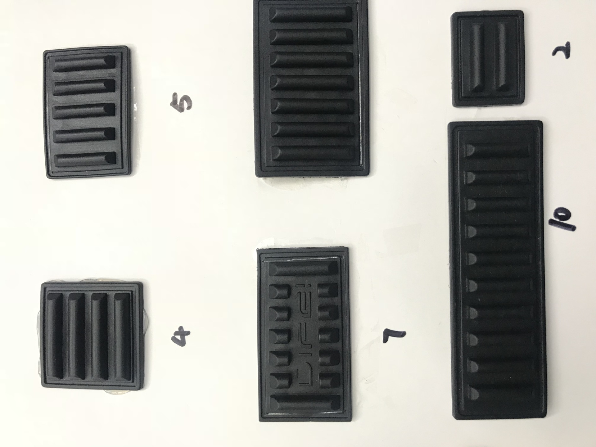 We have a wide range of PVC bag bottom pads, bag bases, plastic anti-slip plastic foot-soaking and soft foot studs in stock. We will ship them on the same day pic 11