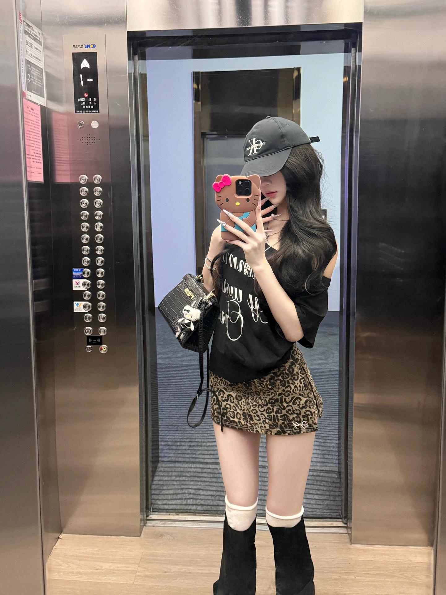 美式复古黑色斜肩短袖t恤女2025夏季设计感休闲宽松露肩辣妹上衣详情7