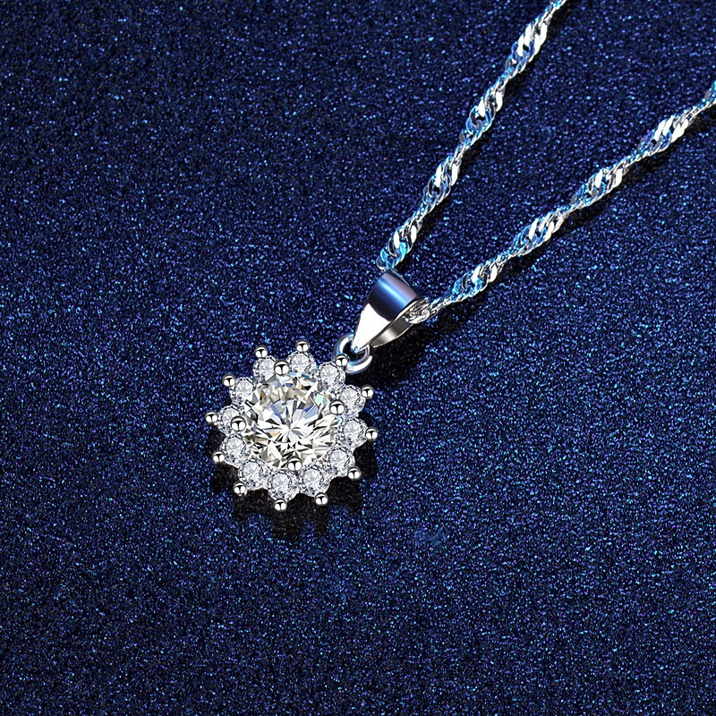 A high-quality imitation D-color moissanite four-leaf clover female pendant with eight hearts and eight arrows from a live-streaming product by a popular influencer on Kuaishou and Douyin pic 28