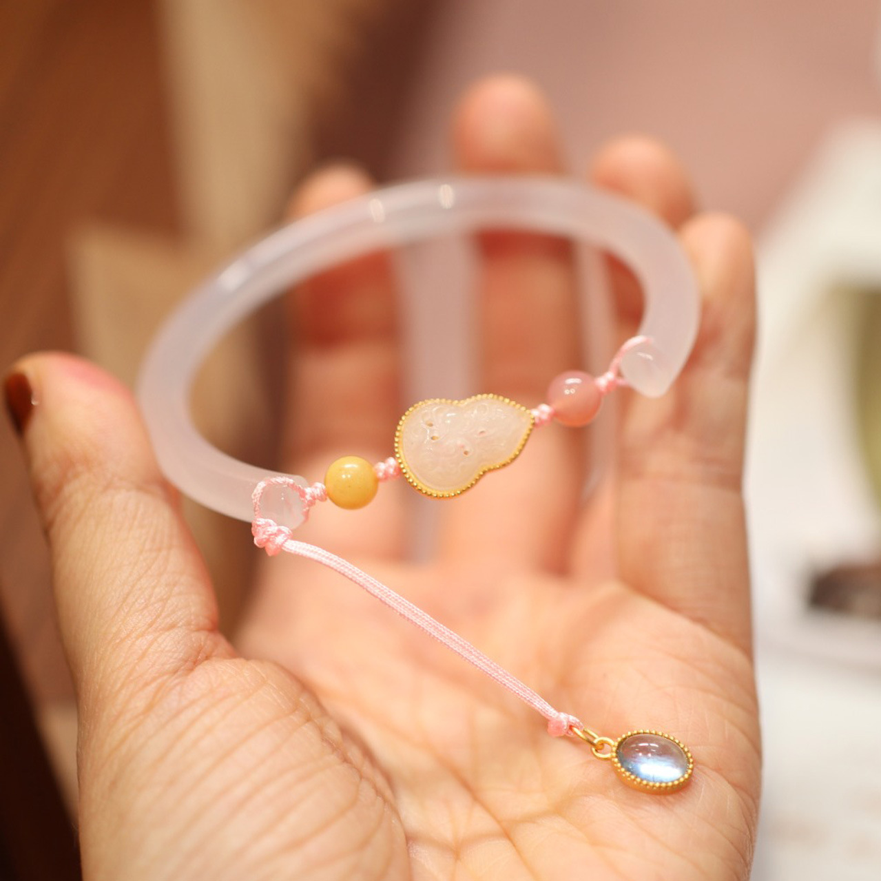 The rabbit of the same style as Douyin fell in love with the bracelet, agate and chalcedony Dingdang bracelet, beauty strip and half bracelet design of the jade rabbit pic 45