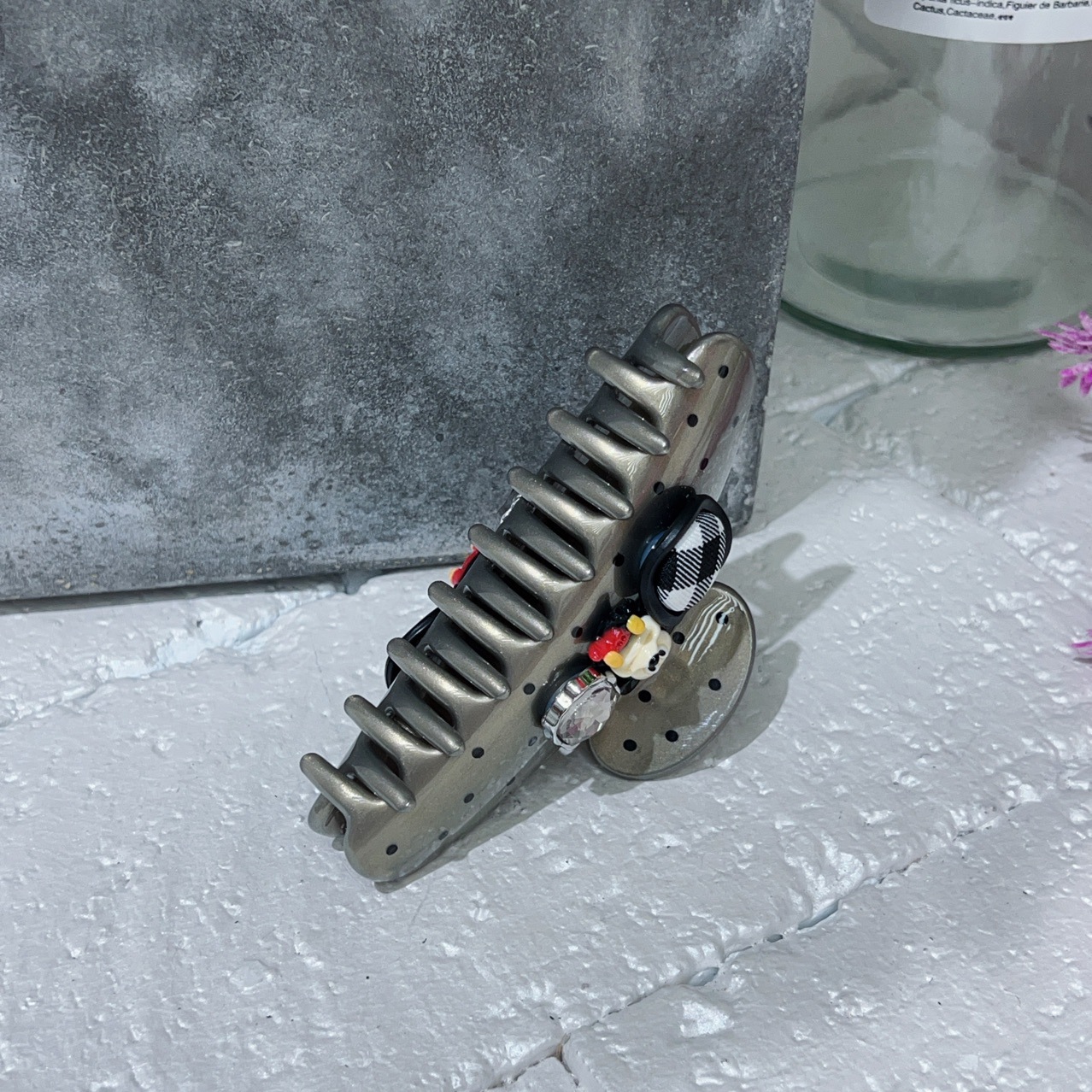 A new black and white polka dot Mickey Mouse bow letter hair clip from South Korea, a fashionable and high-quality shark clip hair accessory for women pic 4