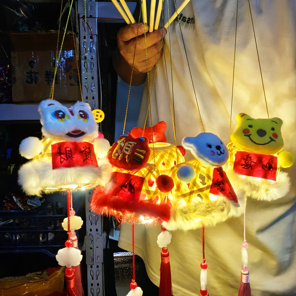 Lantern stalls with ancient-style plush toys and bamboo weaving that glow are also popular tourist attractions. Hand-held lanterns, Mid-Autumn Festival small lanterns, Mid-Autumn Festival little rabbits, and small maneki Neko pendants pic 4
