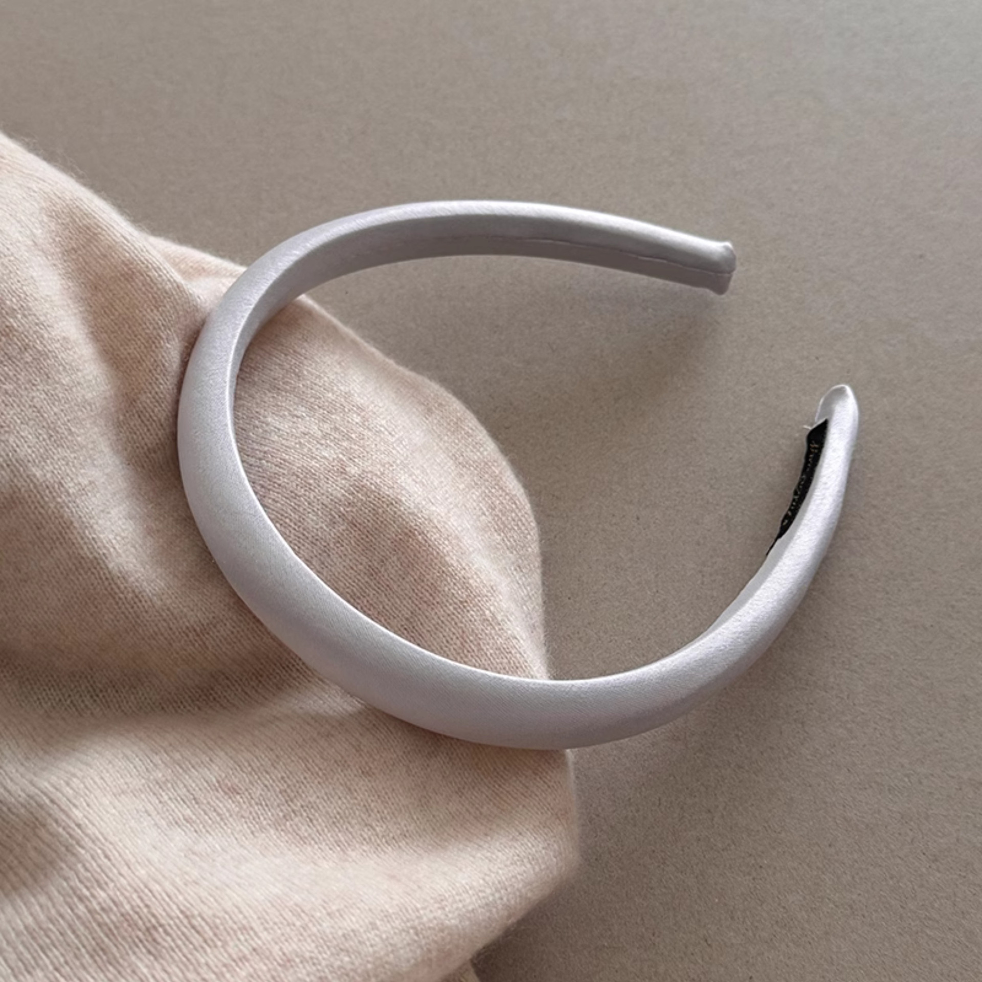A fresh and simple narrow headband for women 2025, a high-end headband for pressing hair and washing face, a high top of the head accessory pic 4