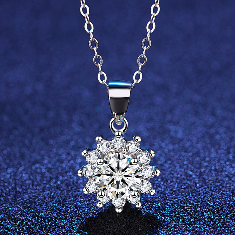 A high-quality imitation D-color moissanite four-leaf clover female pendant with eight hearts and eight arrows from a live-streaming product by a popular influencer on Kuaishou and Douyin pic 44