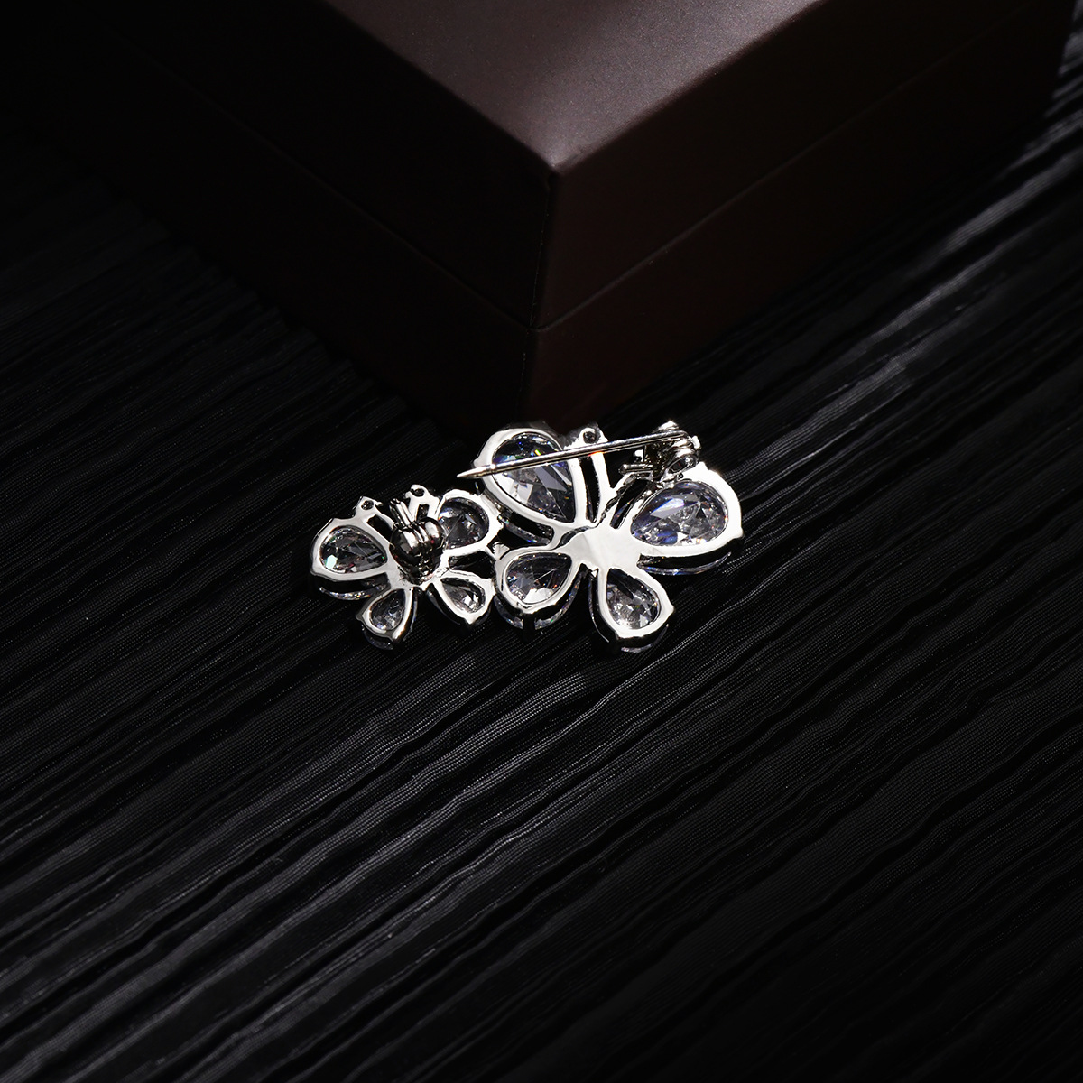 胸针太阳花圆形蝴蝶小胸针优雅气质韩版时尚领针收腰装饰防走光扣详情20