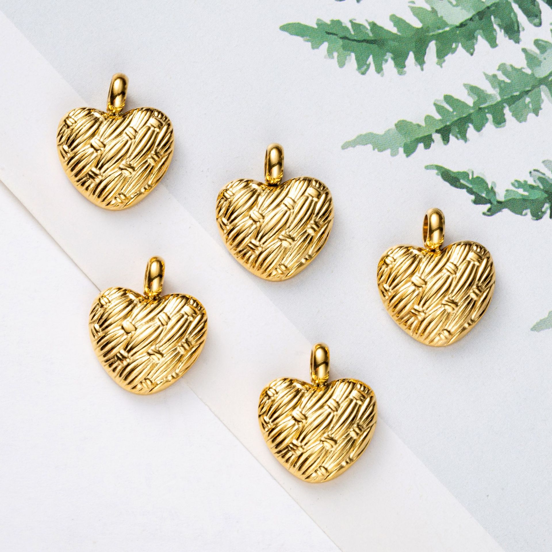 Color-preserving titanium steel plated with real gold, retro heart-shaped heart woven pattern DIY necklace accessory pic 3
